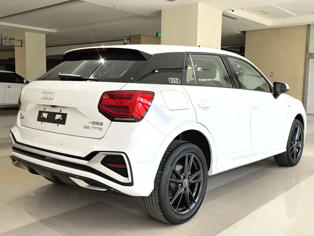 Audi Q2L 2023 — фото 12
