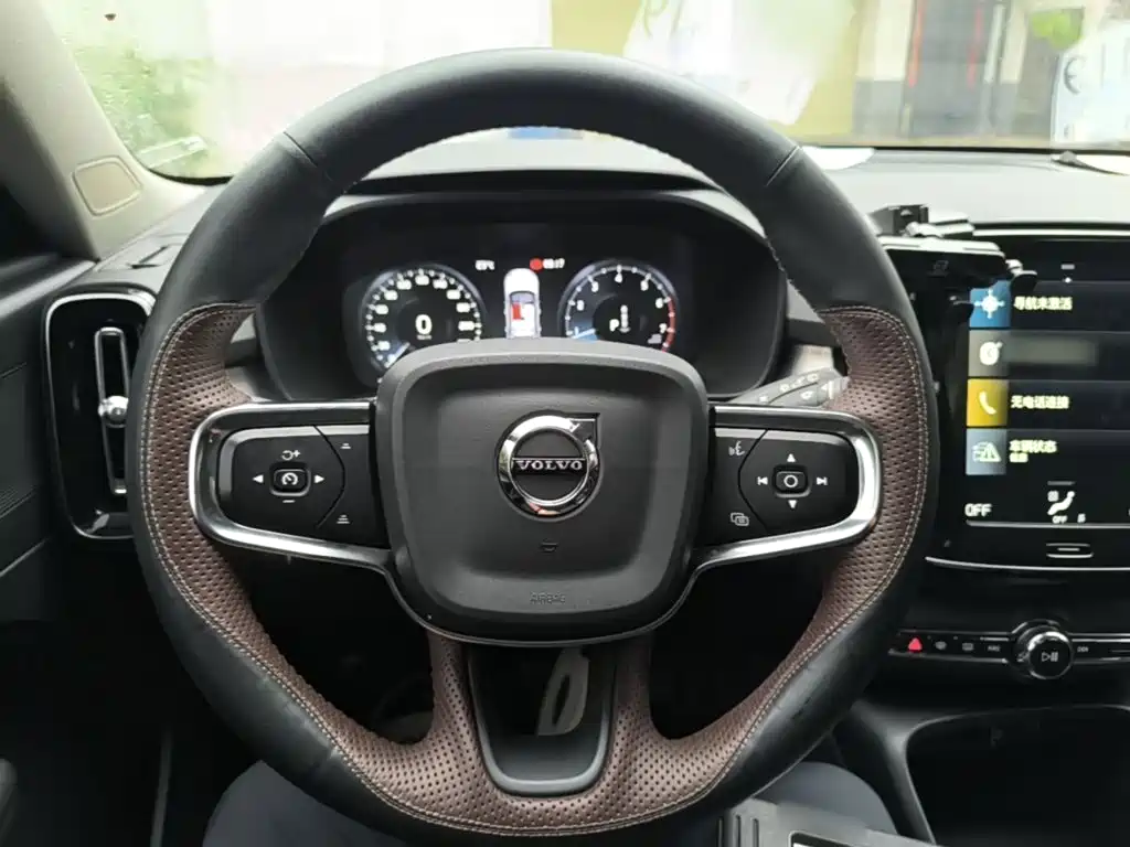 Volvo XC40 2022 — фото 11