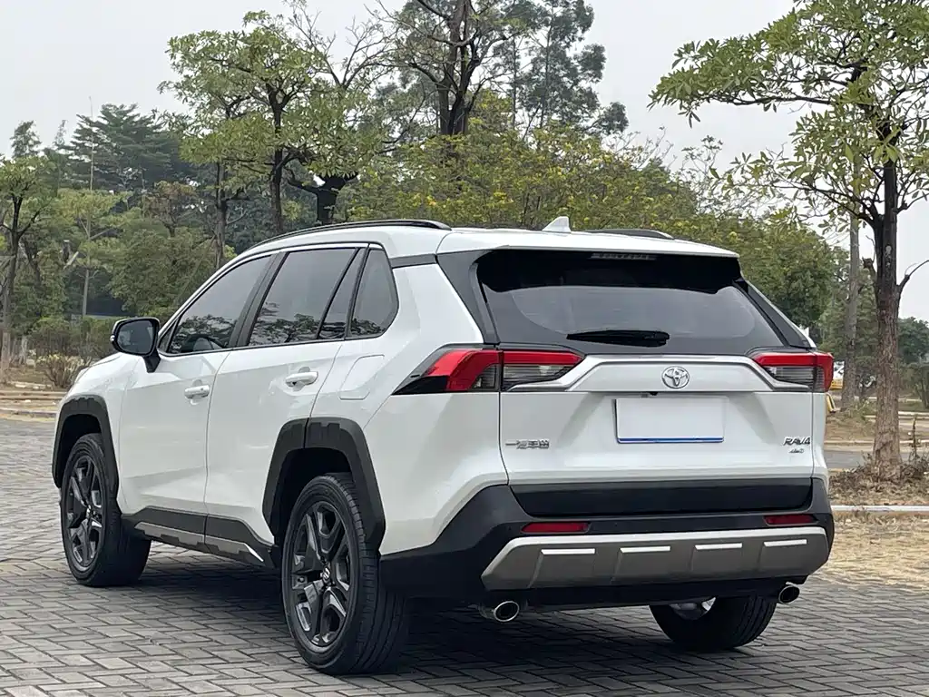 Toyota RAV4 2022 — фото 10
