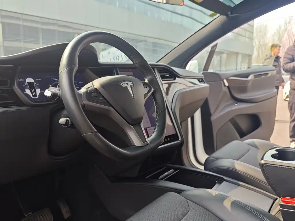 Tesla Model X 2018 — фото 11