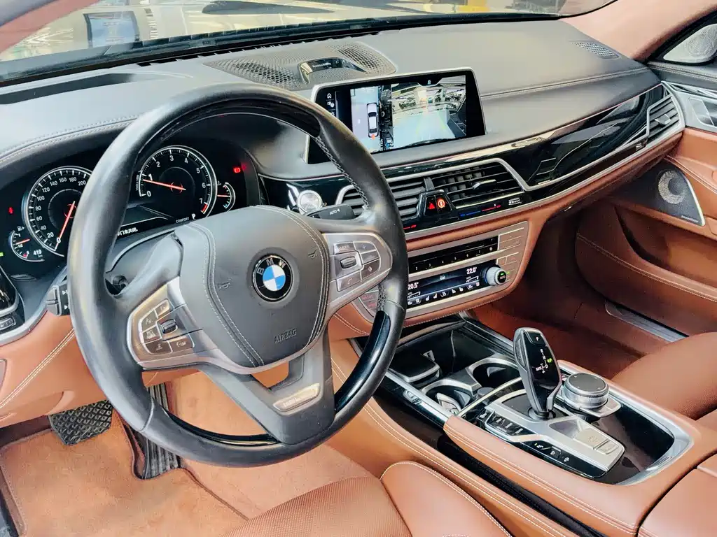 BMW 7 Series 2017 — фото 11