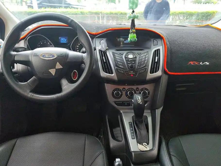 Ford Focus 2013 — фото 12