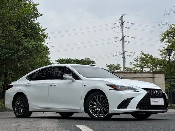 Lexus ES 2021