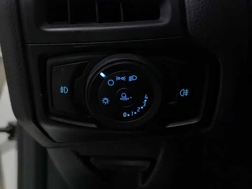 Ford Focus 2017 — фото 21