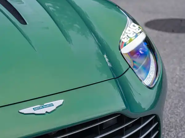Aston Martin DB12 2024