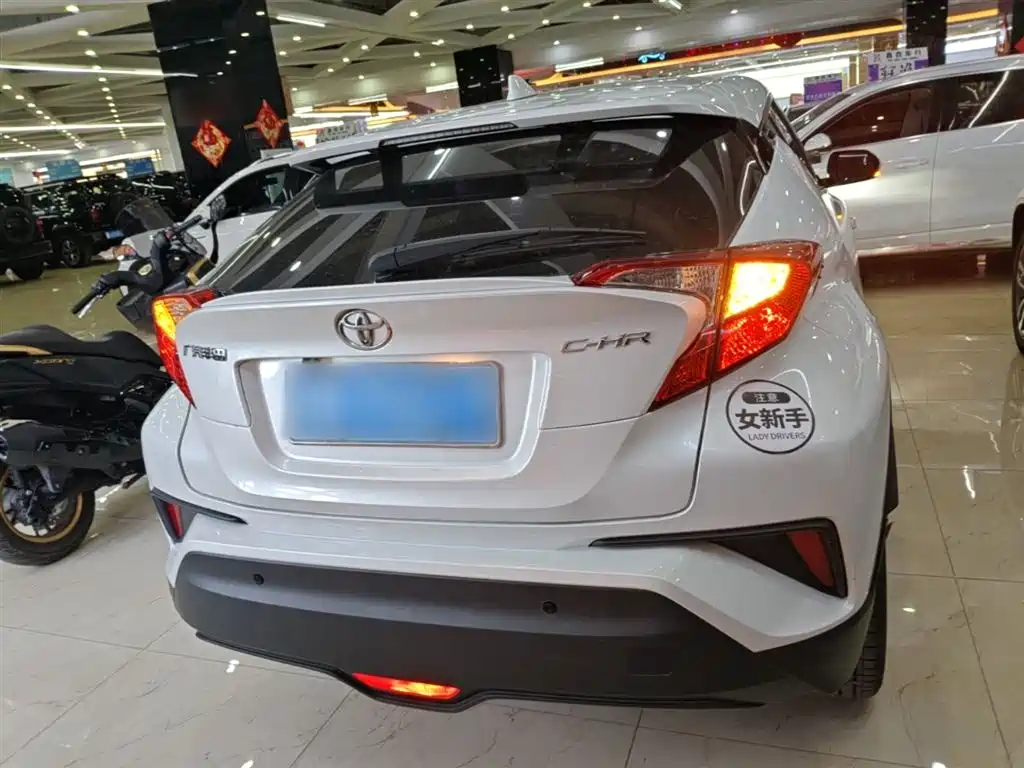 Toyota C-HR 2022 — фото 6