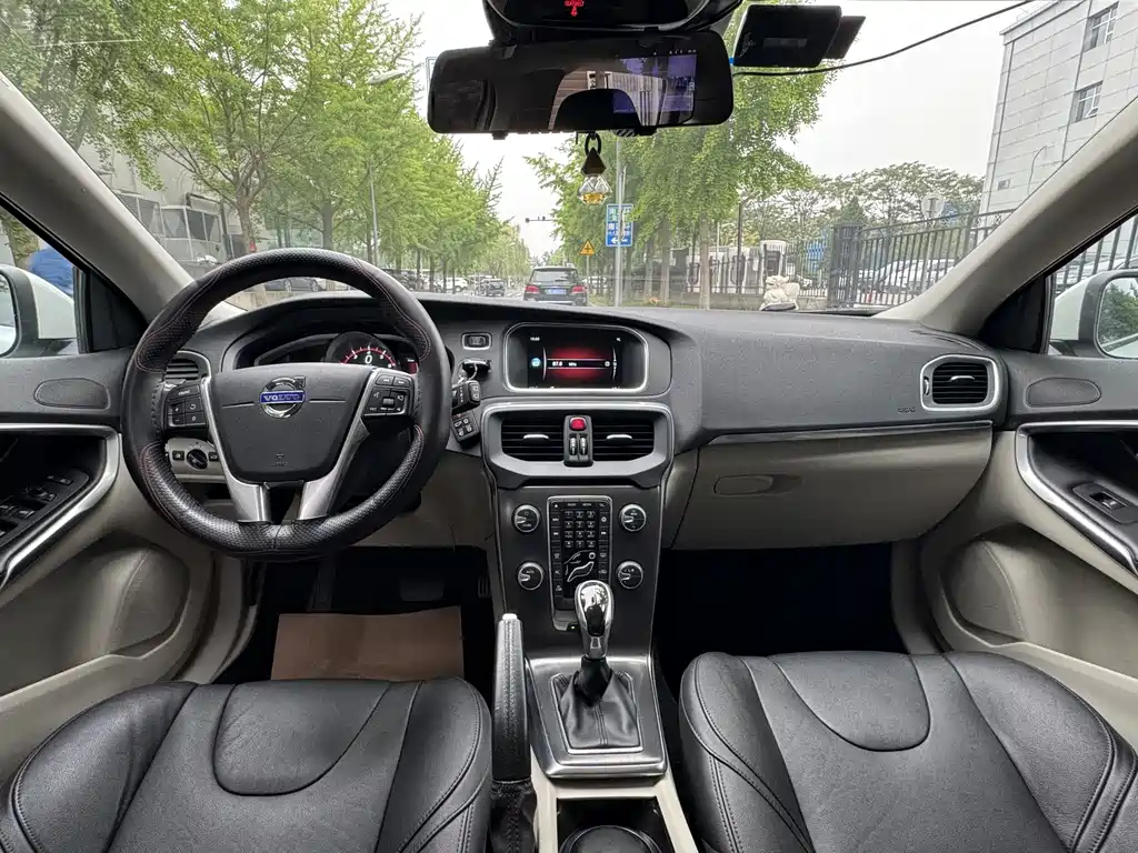 Volvo V40 2015 — фото 10