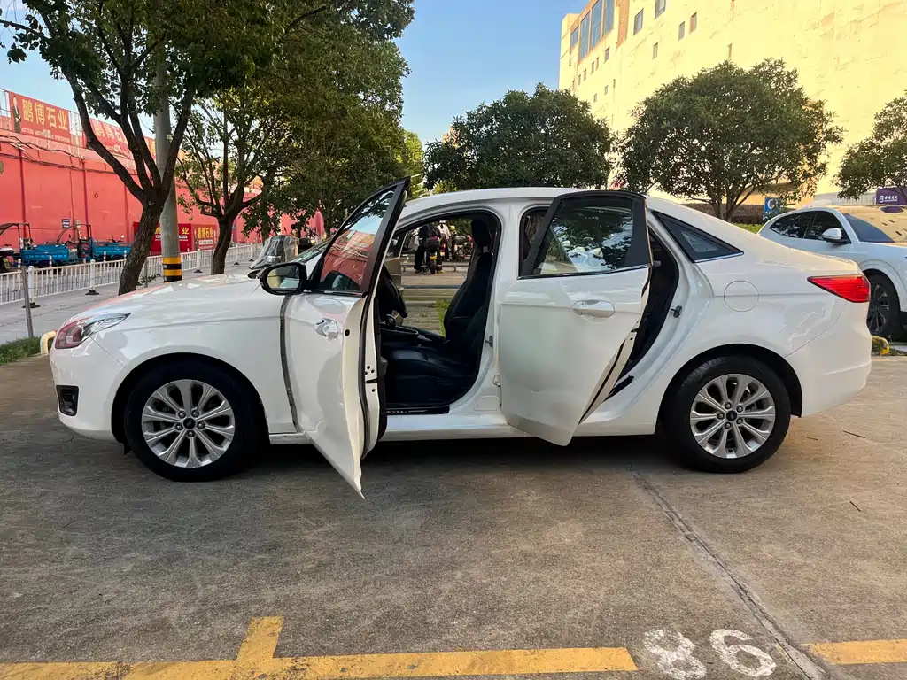 Ford Escort 2018 — фото 16