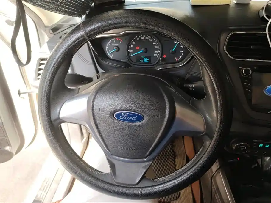 Ford Escort 2015 — фото 15