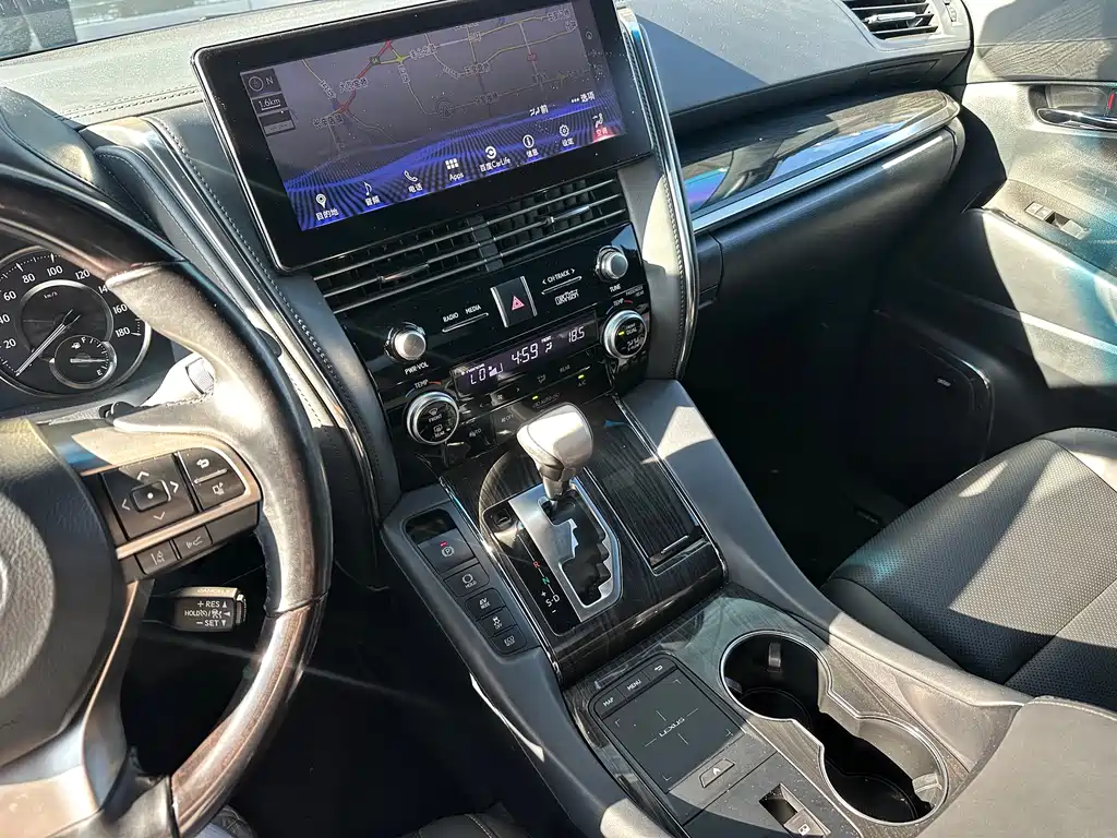 Lexus LM 2021 — фото 15