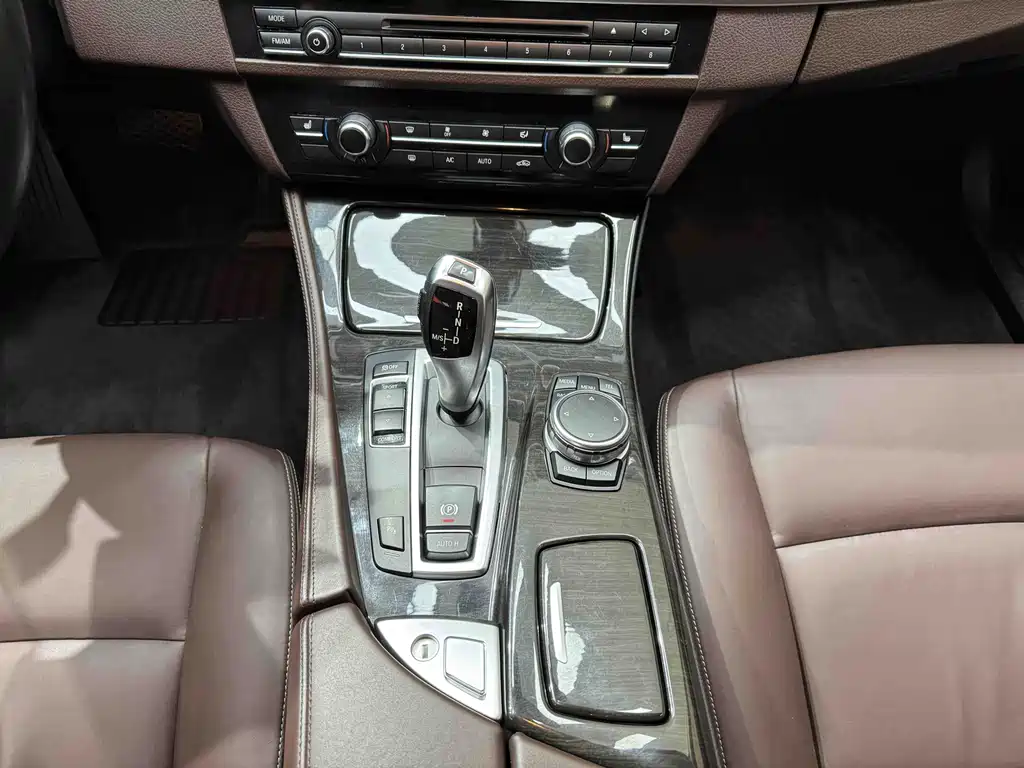 BMW 5 Series 2016 — фото 24