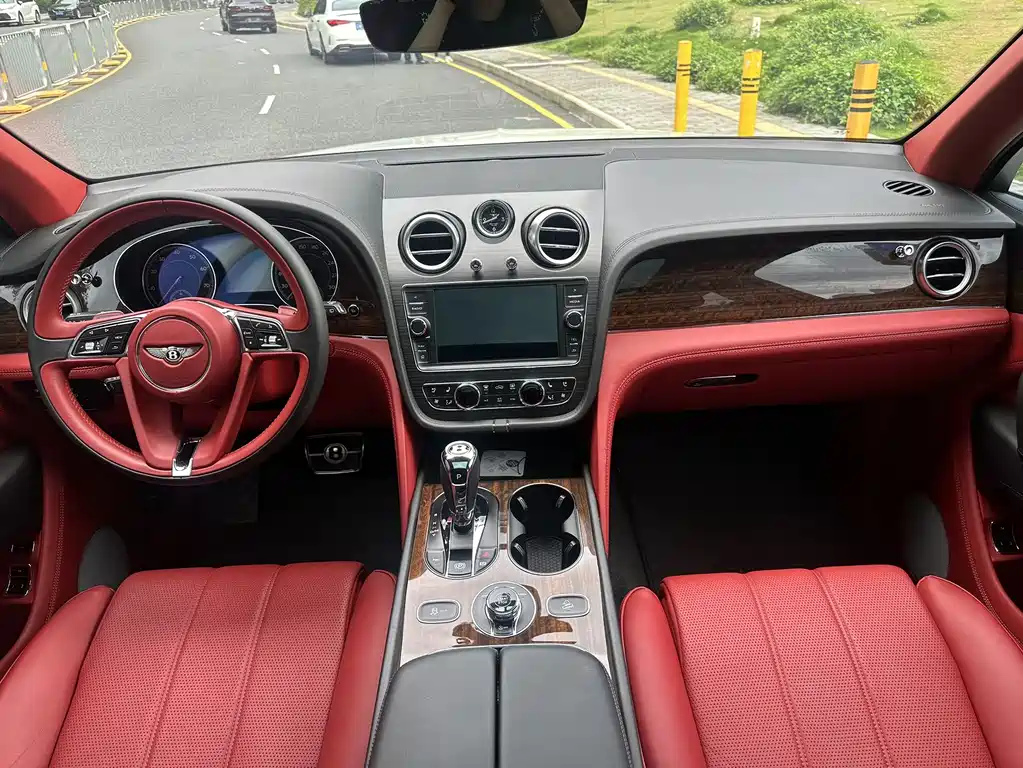 Bentley Bentayga 2019 — фото 14