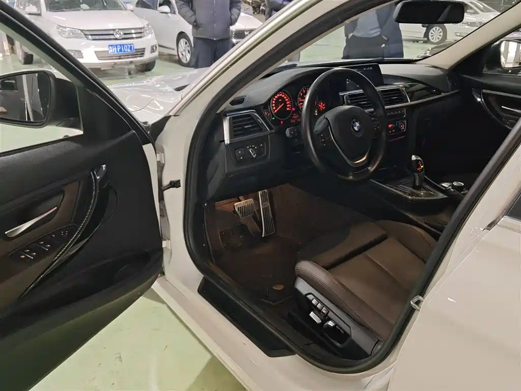 BMW 3 Series 2018 — фото 13