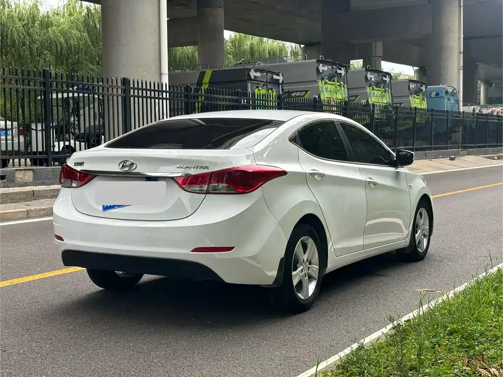 Hyundai Elantra Langdong 2013