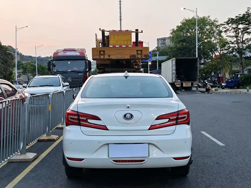 BYD Qin NEV 2018 — фото 12