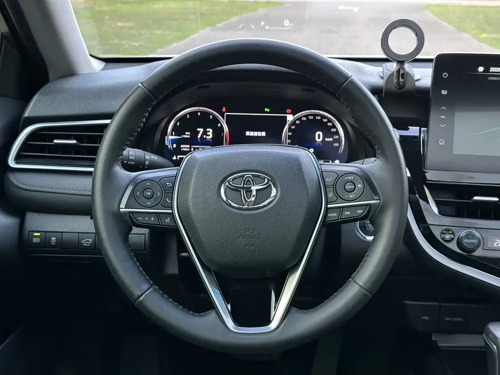 Toyota Camry 2023 — фото 16