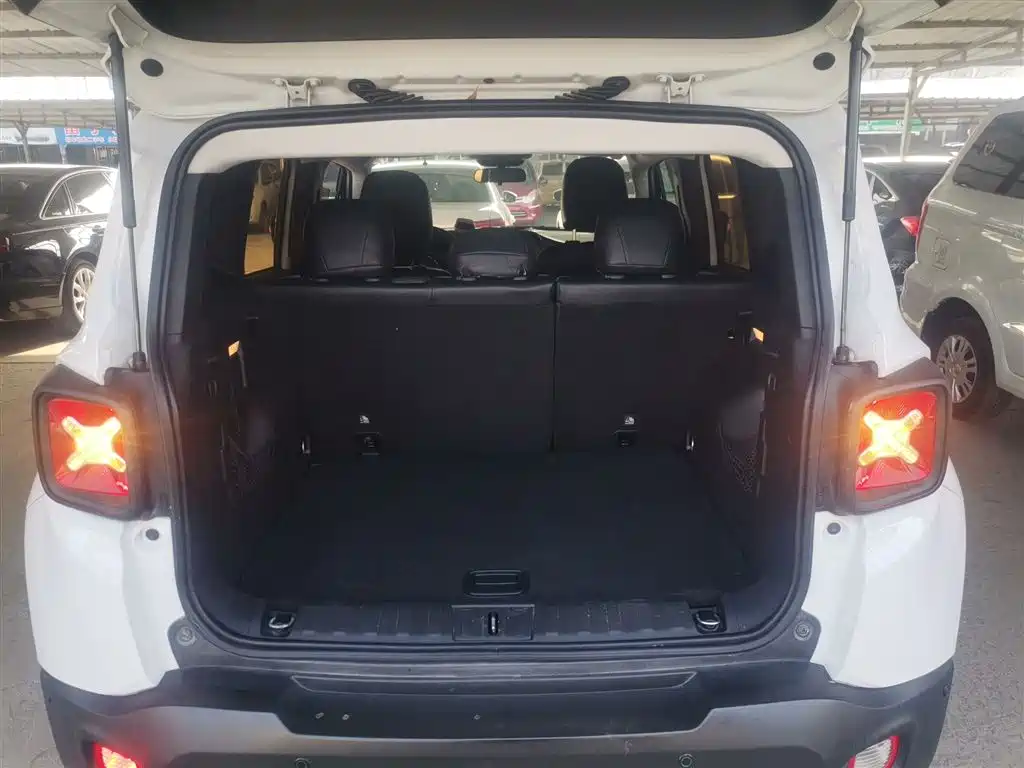 Jeep Renegade 2017 — фото 9