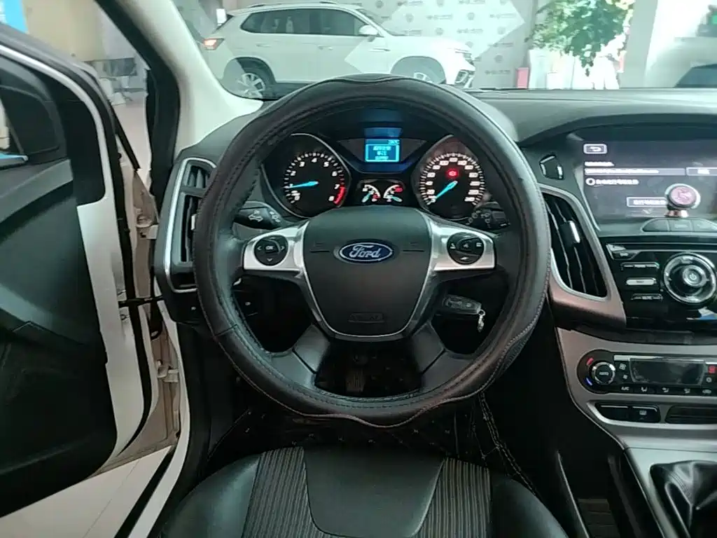 Ford Focus 2015 — фото 11