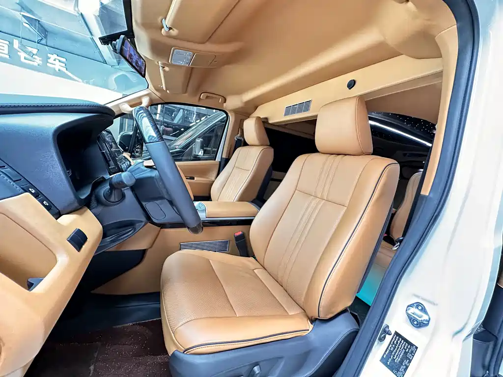 Toyota Hiace 2023 — фото 6