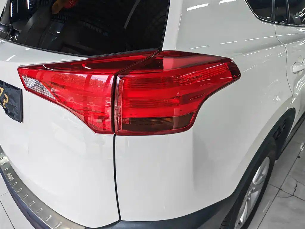Toyota RAV4 2014 — фото 10