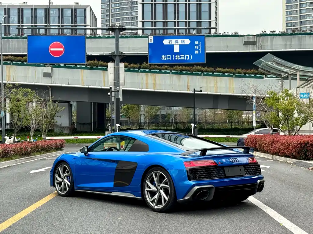 Audi R8 2022 — фото 7