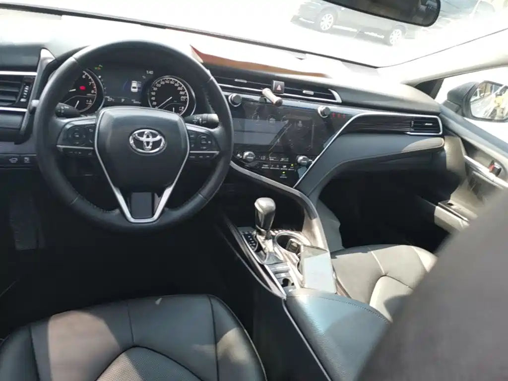 Toyota Camry 2019 — фото 9