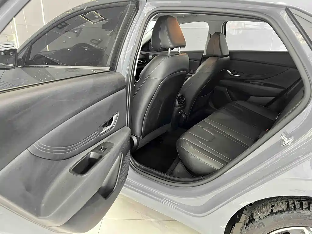 Hyundai Elantra 2023 — фото 14