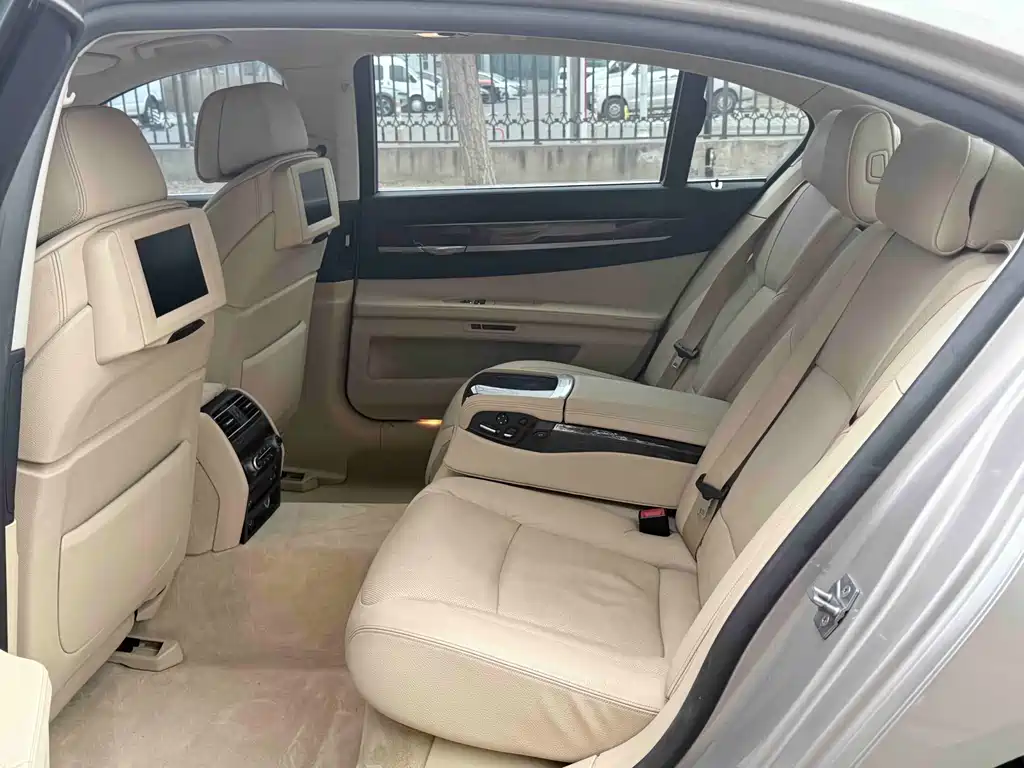 BMW 7 Series 2012 — фото 14