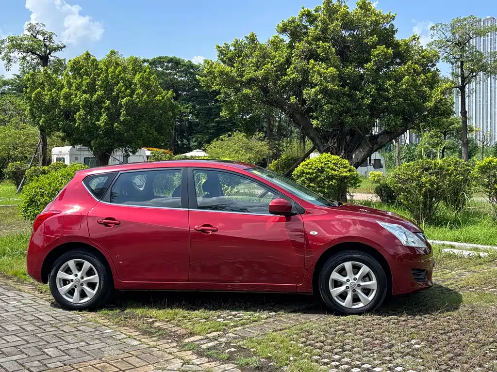 Nissan Tiida 2015