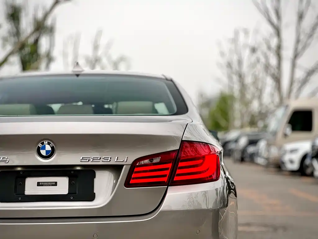 BMW 5 Series 2012 — фото 39