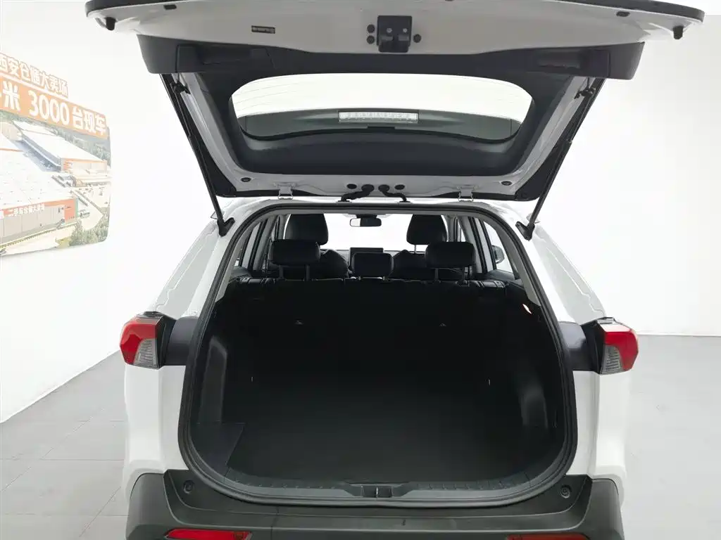 Toyota RAV4 2021 — фото 16