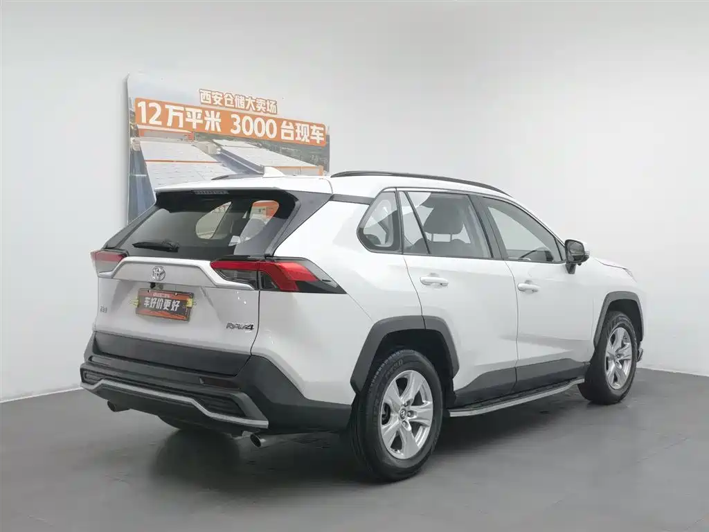 Toyota RAV4 2021 — фото 2