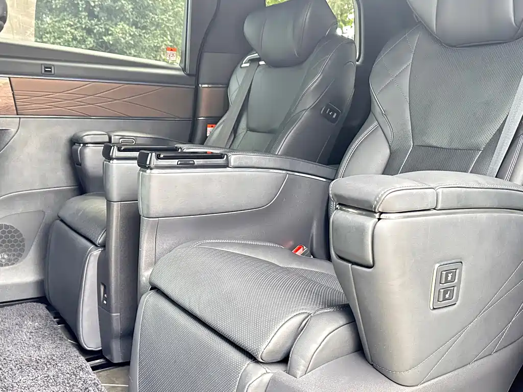 Toyota Vellfire 2023 — фото 10