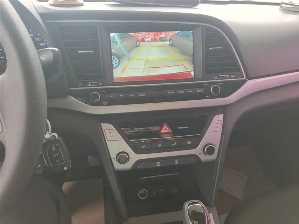 Hyundai Elantra 2018 — фото 13