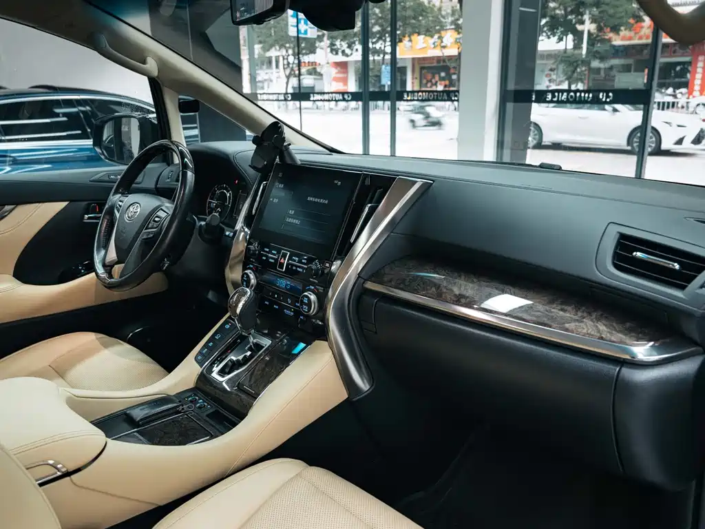 Toyota Alphard 2020 — фото 18