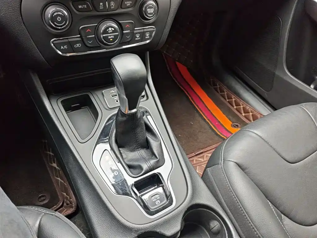 Jeep Cherokee 2019 — фото 14