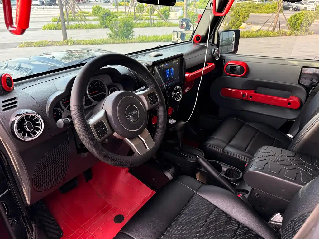 Jeep Wrangler 2010 — фото 13