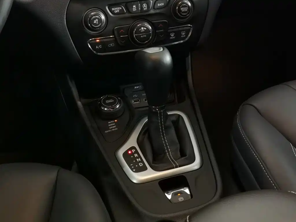 Jeep Cherokee 2016 — фото 13