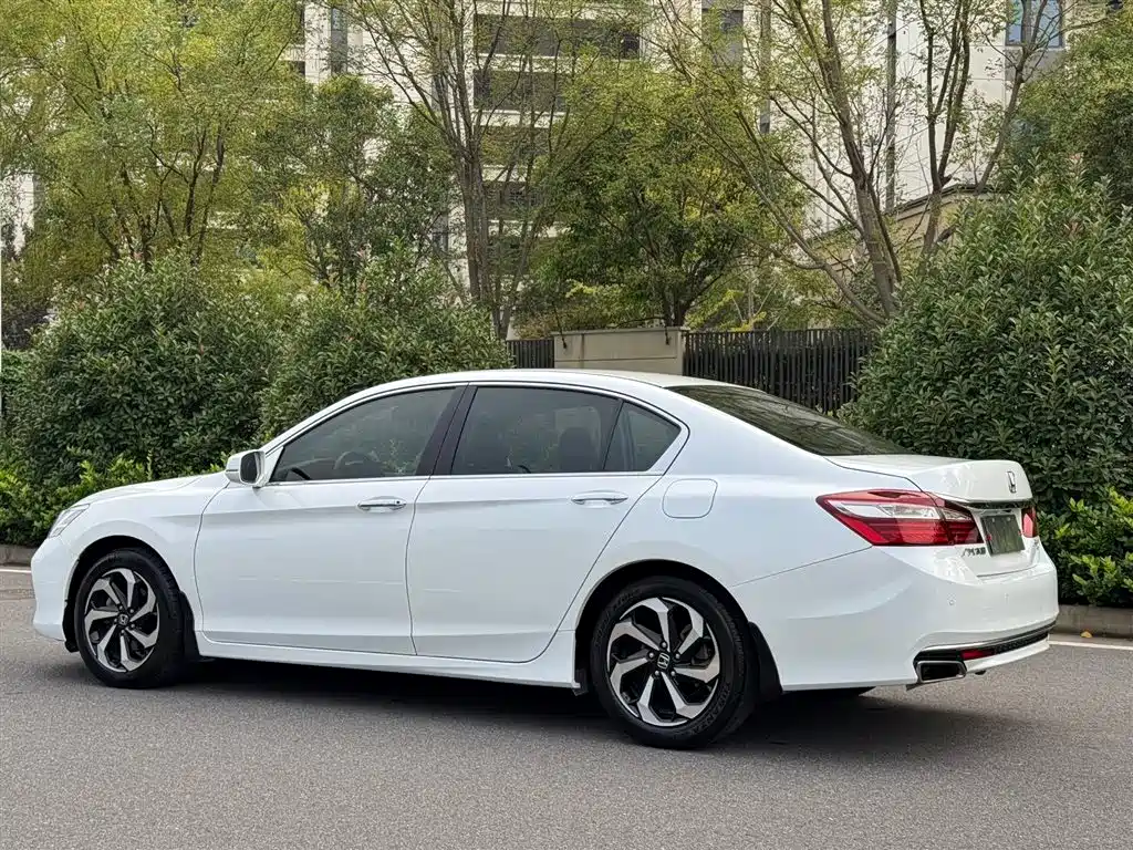 Honda Accord 2017 — фото 13