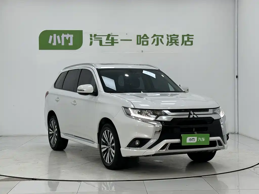 Mitsubishi Outlander 2023 — фото 3