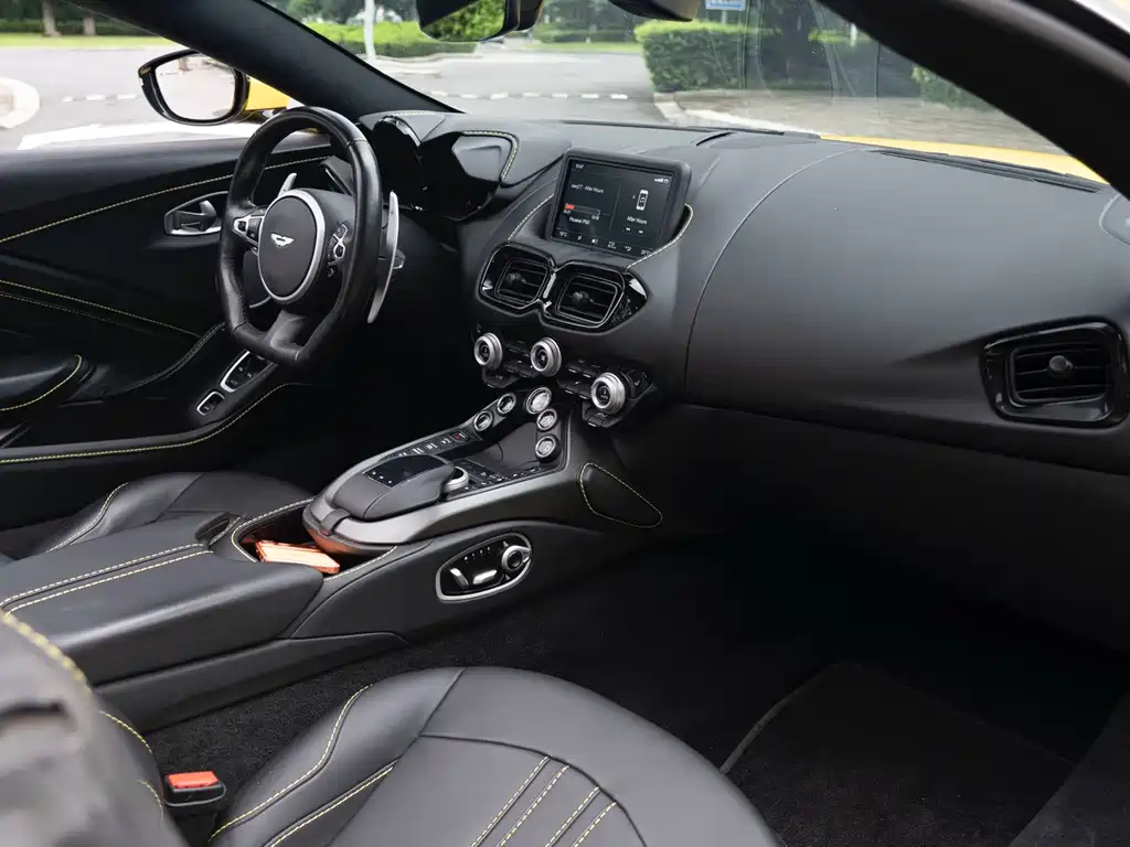 Aston Martin V8 Vantage 2022 — фото 18