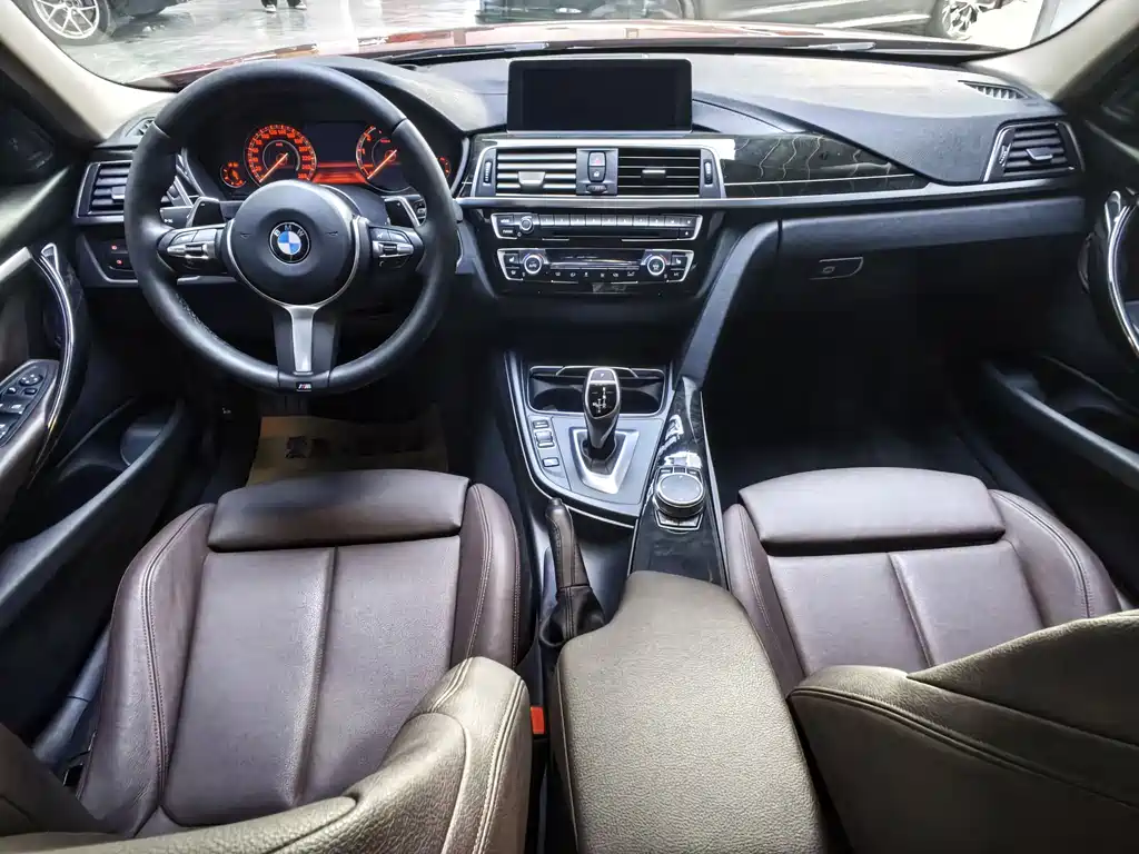 BMW 3 Series 2018 — фото 11