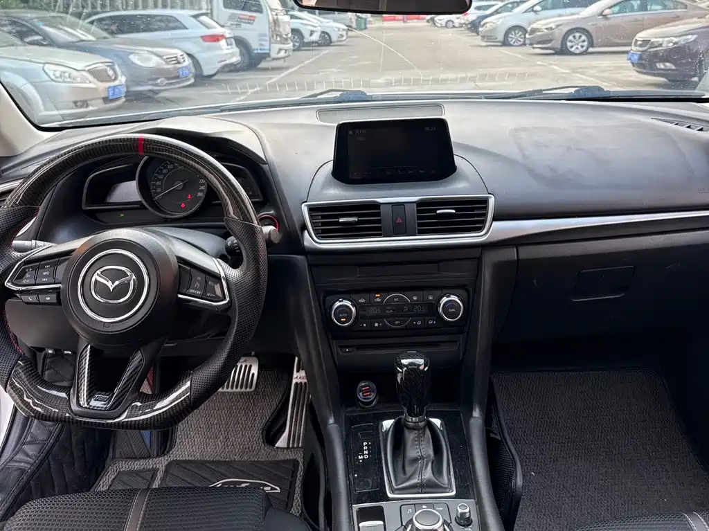 Mazda 3 Axela 2018 — фото 10