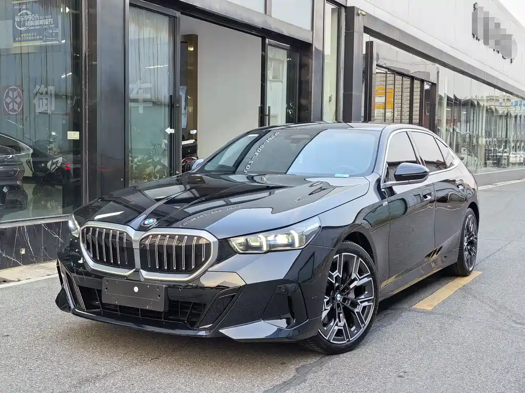 BMW 5 Series 2025 — фото 1
