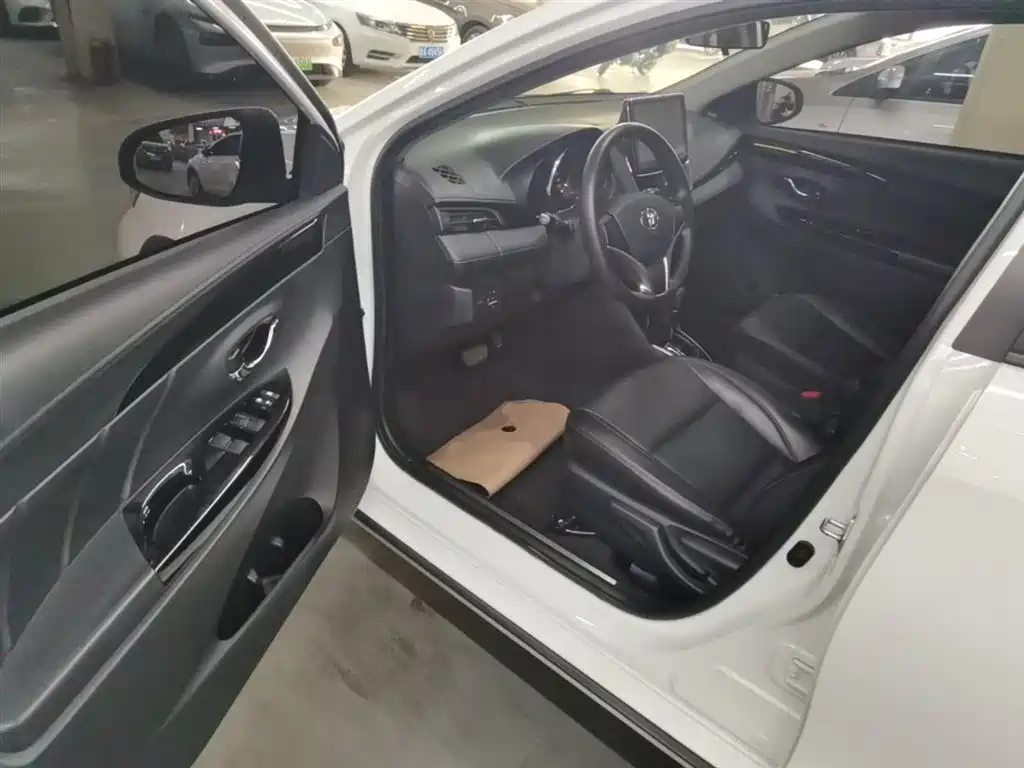 Toyota Yaris L 2020 — фото 16