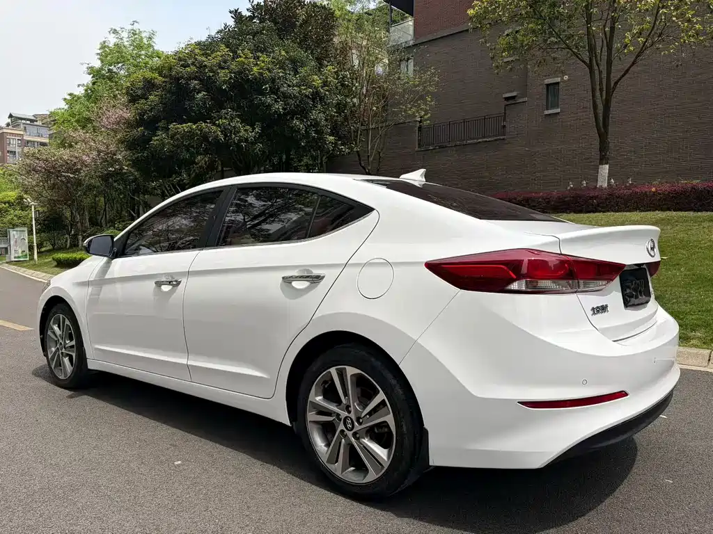 Hyundai Elantra 2018 — фото 9