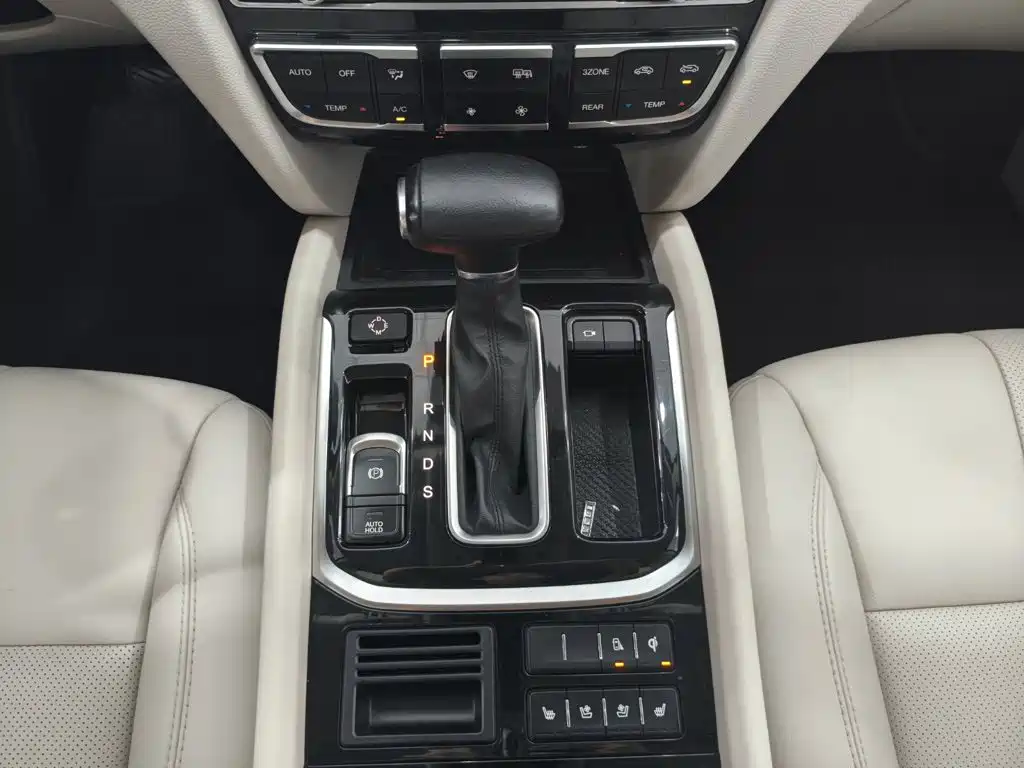 GAC Trumpchi GS8 2017 — фото 12