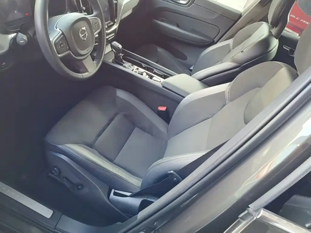 Volvo XC60 2018 — фото 15