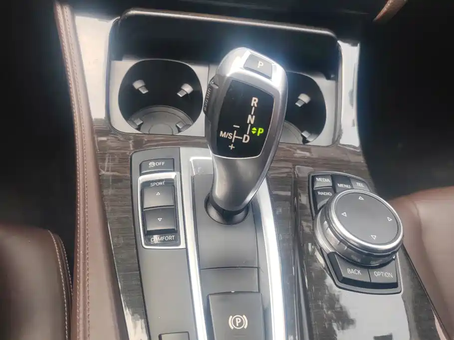 BMW 5 Series New Energy 2015 — фото 16
