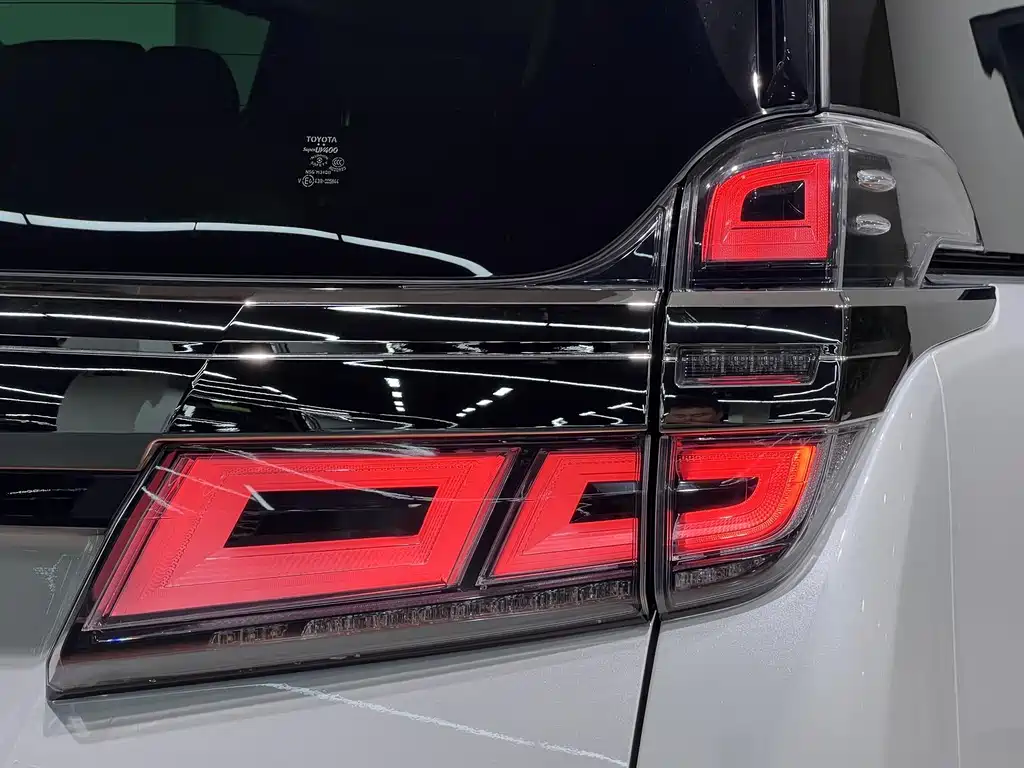 Toyota Vellfire 2022 — фото 8